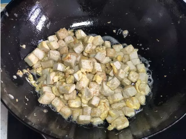 兩個雞蛋一塊豆腐,不到5塊錢做的菜,滿屋飄香直流口水,太香了
