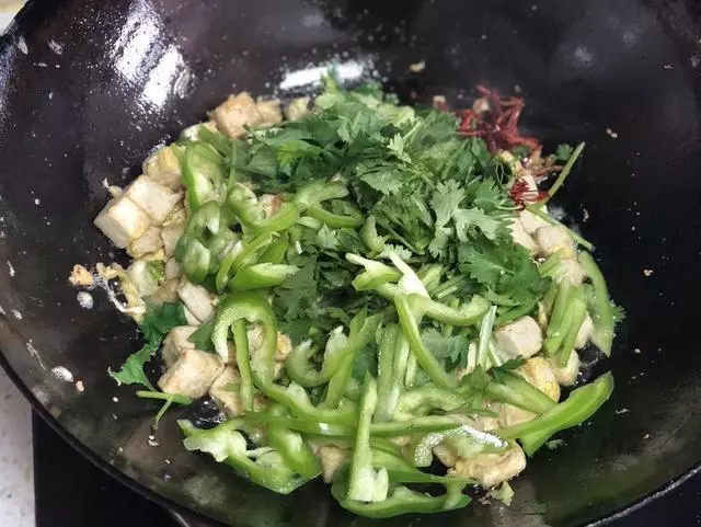 兩個雞蛋一塊豆腐,不到5塊錢做的菜,滿屋飄香直流口水,太香了