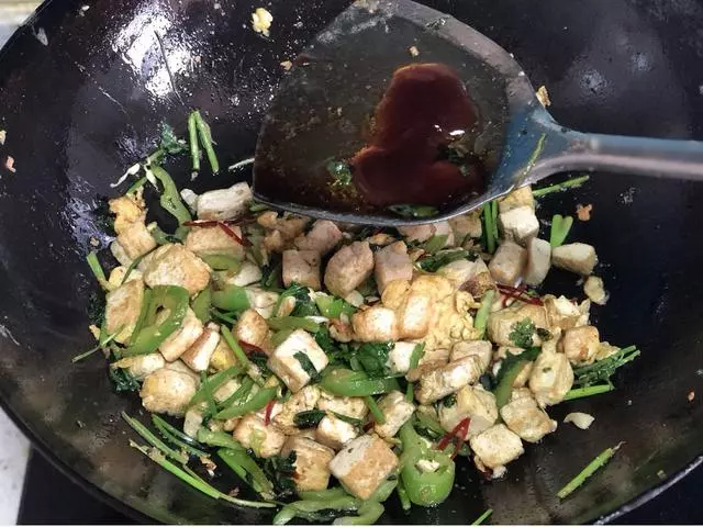 兩個雞蛋一塊豆腐,不到5塊錢做的菜,滿屋飄香直流口水,太香了