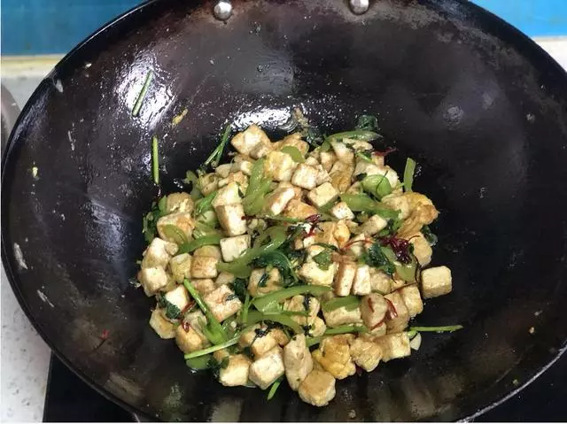 兩個雞蛋一塊豆腐,不到5塊錢做的菜,滿屋飄香直流口水,太香了