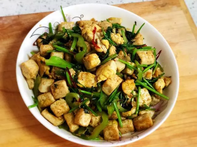 兩個雞蛋一塊豆腐,不到5塊錢做的菜,滿屋飄香直流口水,太香了
