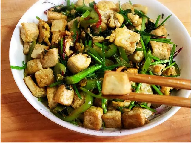 兩個雞蛋一塊豆腐,不到5塊錢做的菜,滿屋飄香直流口水,太香了