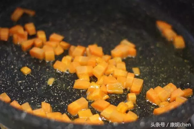 土豆這樣做成一個大餅,做法更簡單省事,營養全面,孩子更喜歡吃