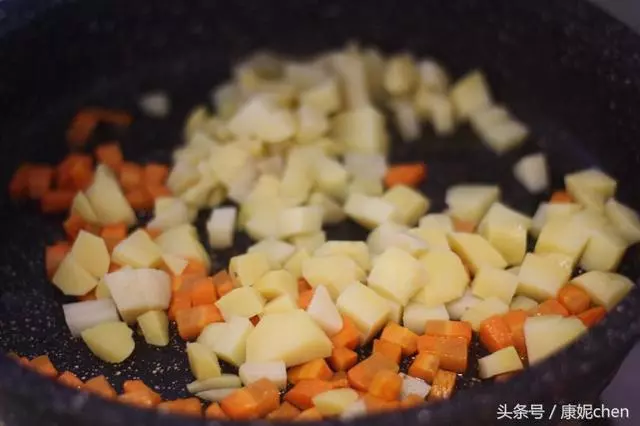 土豆這樣做成一個大餅,做法更簡單省事,營養全面,孩子更喜歡吃