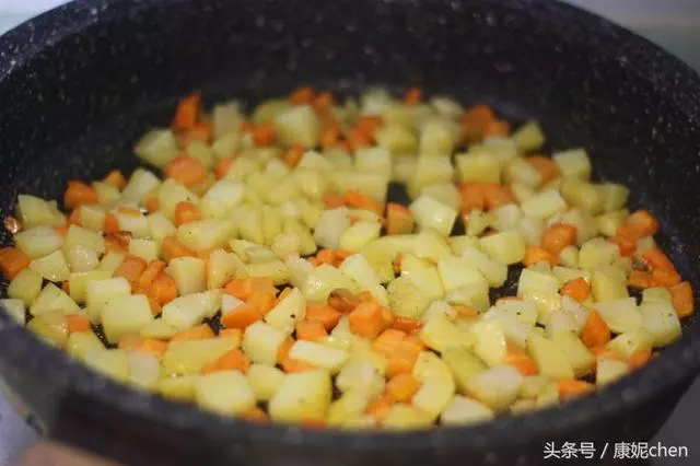 土豆這樣做成一個大餅,做法更簡單省事,營養全面,孩子更喜歡吃