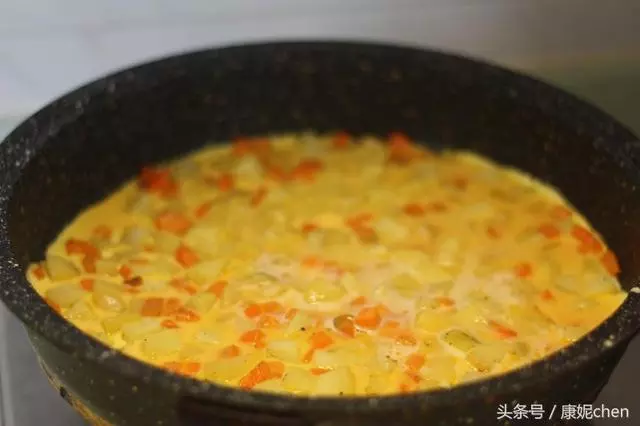 土豆這樣做成一個大餅,做法更簡單省事,營養全面,孩子更喜歡吃