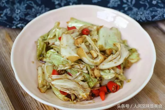 手撕包菜這麼做,清甜爽脆酸辣開胃,訣竅都在醬汁里