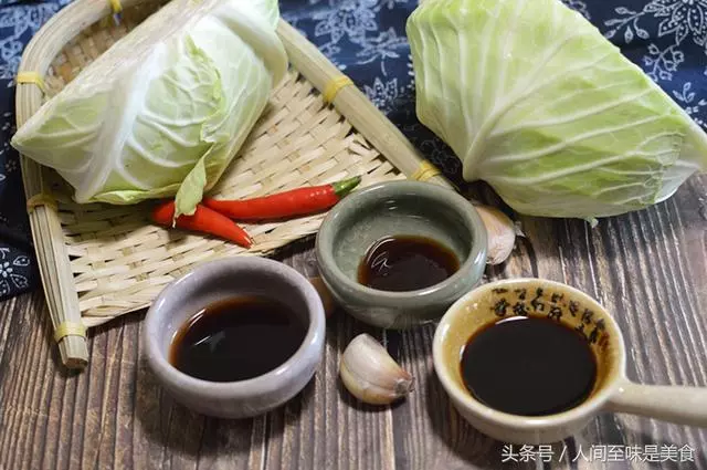 手撕包菜這麼做,清甜爽脆酸辣開胃,訣竅都在醬汁里