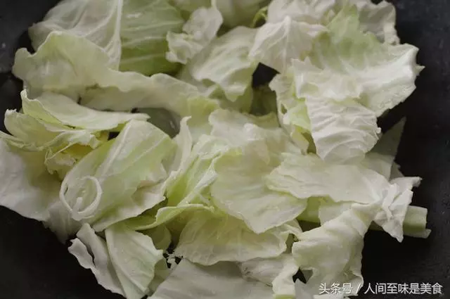 手撕包菜這麼做,清甜爽脆酸辣開胃,訣竅都在醬汁里