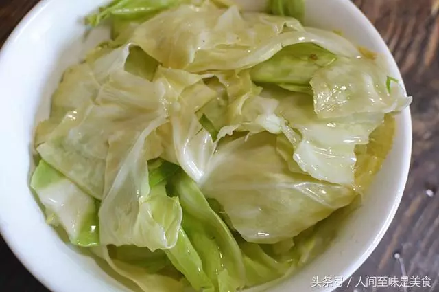 手撕包菜這麼做,清甜爽脆酸辣開胃,訣竅都在醬汁里