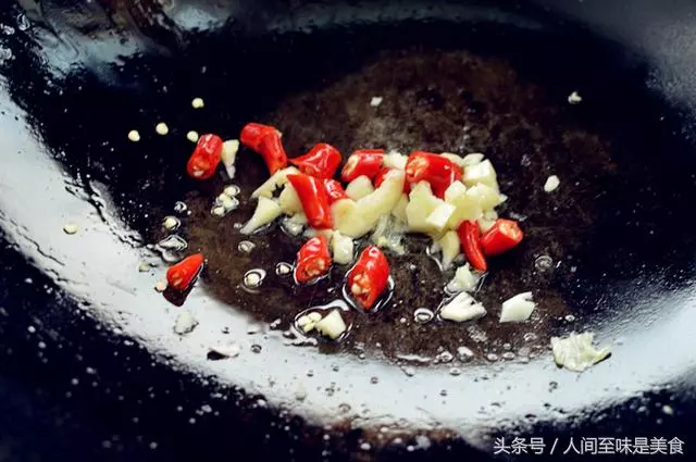 手撕包菜這麼做,清甜爽脆酸辣開胃,訣竅都在醬汁里