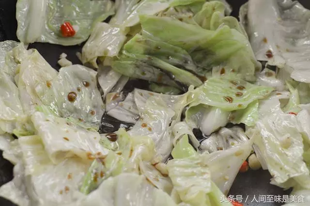手撕包菜這麼做,清甜爽脆酸辣開胃,訣竅都在醬汁里