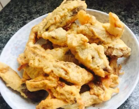 炸蘑菇有小竅門,外酥里嫩,小朋友都特別喜歡吃