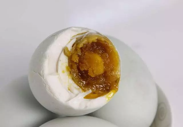 鴨蛋不會腌?教你一招,7天腌製成功,出油又出沙,簡單好學