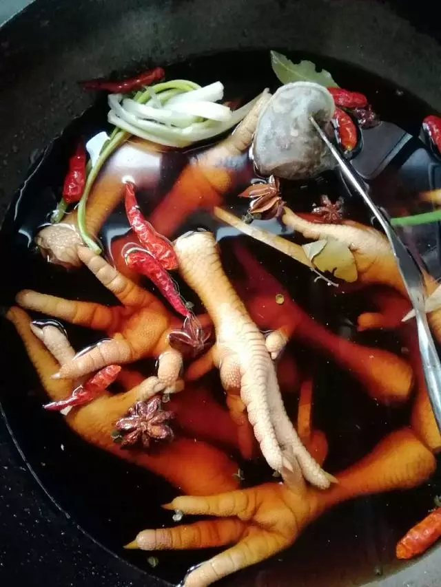 雞爪這樣做軟爛無比,老人孩子搶著吃,剛放進嘴裡就脫骨了