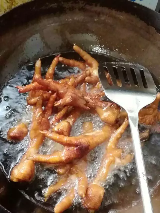 雞爪這樣做軟爛無比,老人孩子搶著吃,剛放進嘴裡就脫骨了