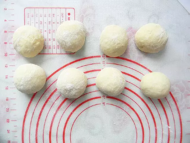 這種烤制的一次發酵小饅頭,我隔三差五就做,每次做都會被吃光光