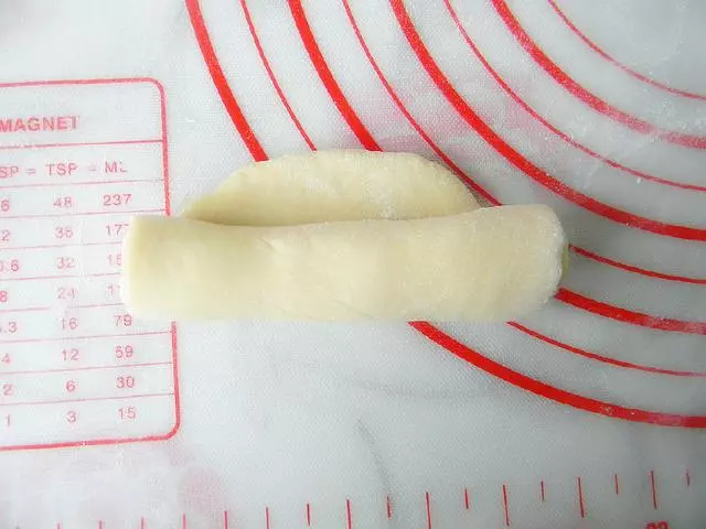 這種烤制的一次發酵小饅頭,我隔三差五就做,每次做都會被吃光光