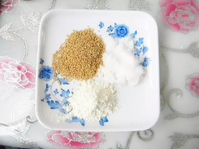 這種烤制的一次發酵小饅頭,我隔三差五就做,每次做都會被吃光光