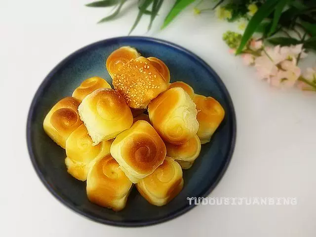 這種烤制的一次發酵小饅頭,我隔三差五就做,每次做都會被吃光光