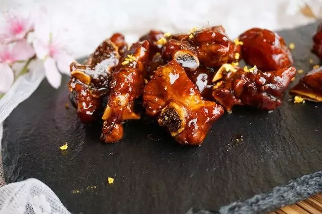 飯店的糖醋排骨,酸甜香濃,原來是有絕招,怪不得自己做的不好吃