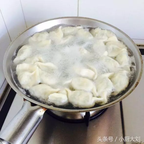 煮餃子不破皮的竅門,煎魚不碎的竅門,炒蓮藕不黑的竅門,全給你