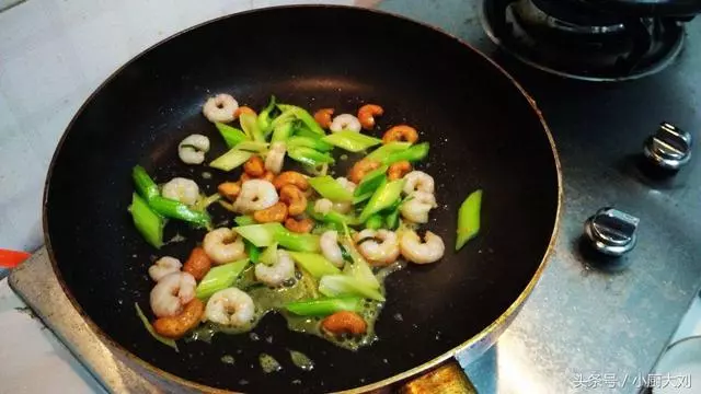 煮餃子不破皮的竅門,煎魚不碎的竅門,炒蓮藕不黑的竅門,全給你