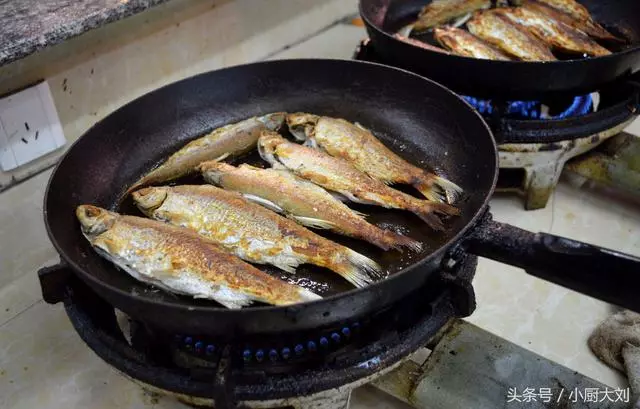 煮餃子不破皮的竅門,煎魚不碎的竅門,炒蓮藕不黑的竅門,全給你