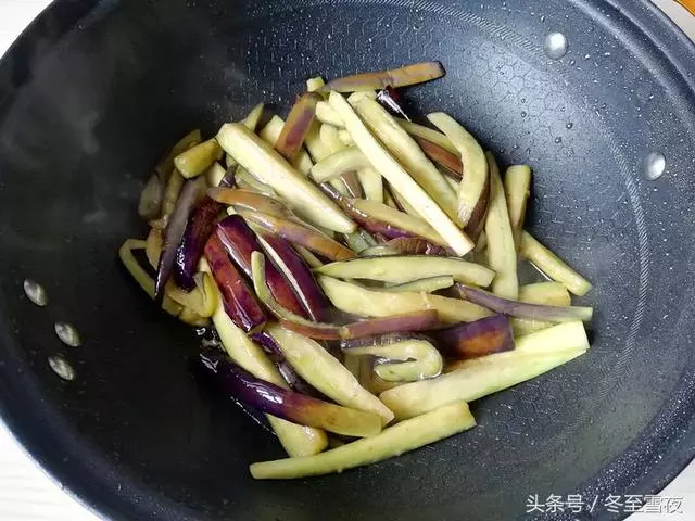 茄子的家常做法，只多這一步，不用油炸，不油膩，好吃到停不下來