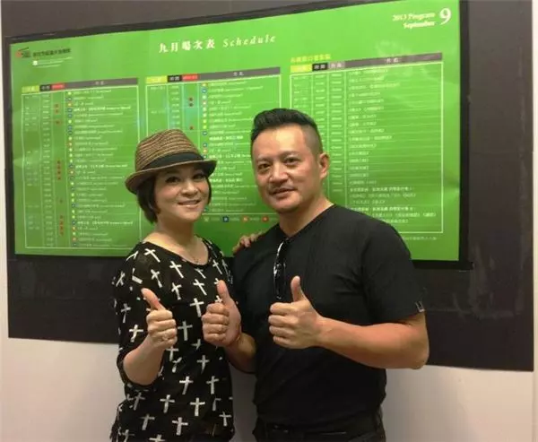 當年「6個聖杯」被土地公逼婚,47歲「王彩樺」身材依然性感火辣,和女兒同框像姐妹!