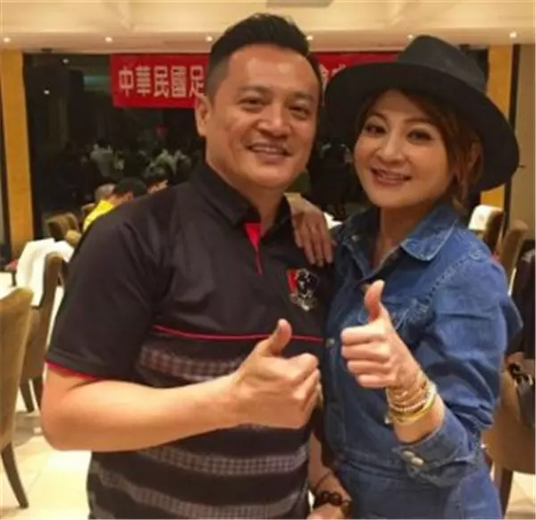 當年「6個聖杯」被土地公逼婚,47歲「王彩樺」身材依然性感火辣,和女兒同框像姐妹!