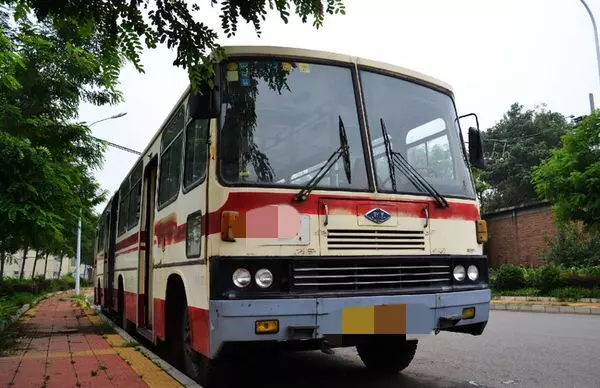 孕婦公交車上給殘疾老人讓座,自己站了一小時,卻因此救了三條命