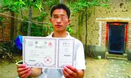 兒子去世1年,突然給母親匯了10000元,母親瞬間明白報了警