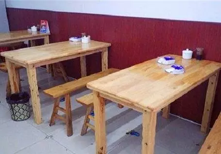情義老闆供養孤寡,10年「丟」上萬碗麵到垃圾桶,伶仃孤老流淚吃完~~我眼也濕了……