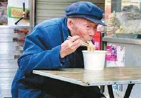 情義老闆供養孤寡,10年「丟」上萬碗麵到垃圾桶,伶仃孤老流淚吃完~~我眼也濕了……