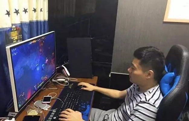同學父親病危,我把2萬借給他,三年沒有聯繫,再見面時我笑了!