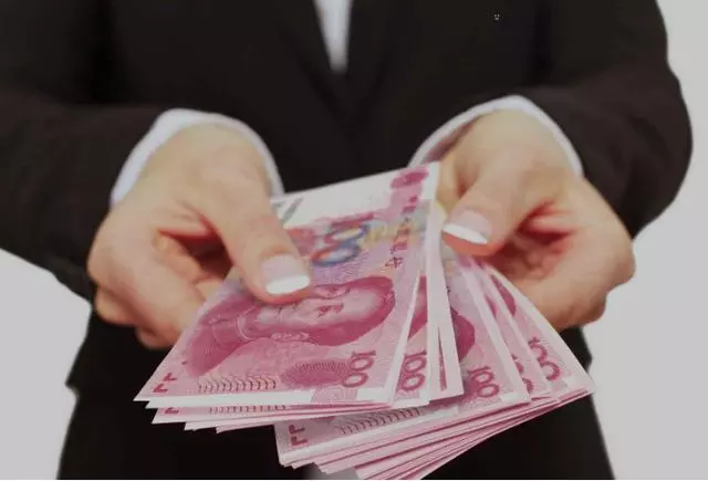 同學父親病危,我把2萬借給他,三年沒有聯繫,再見面時我笑了!