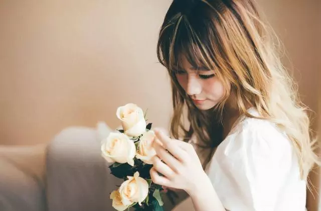 回婆家過年給婆婆三千,除夕夜她給我兒女一紅包,打開我淚流不止