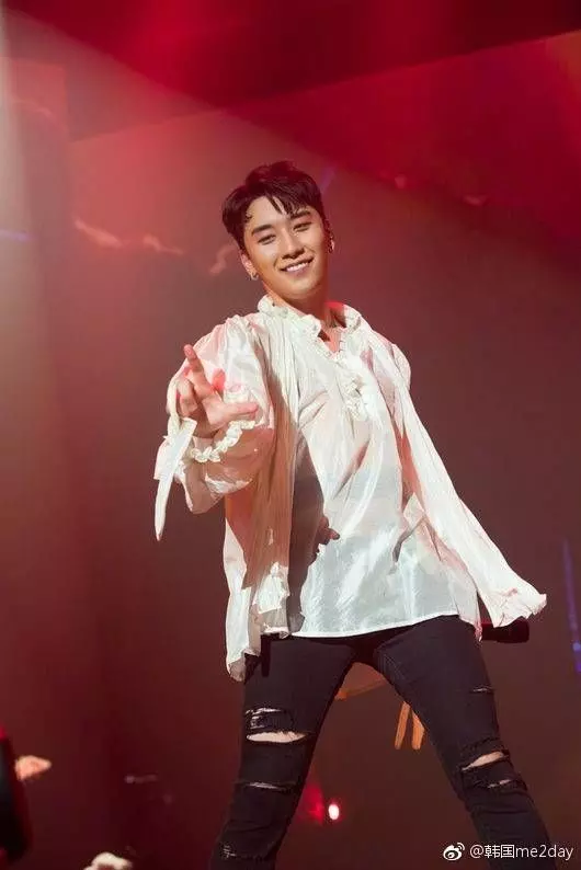 [BigBang][新聞]180806 BigBang勝利開個唱想念隊友調皮喊話楊賢碩：我是YG後繼之人