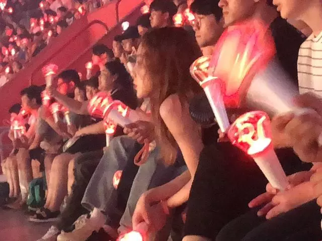 SM家前輩去看Red Velvet演唱會啦,秘密姐姐們也來捧場了!