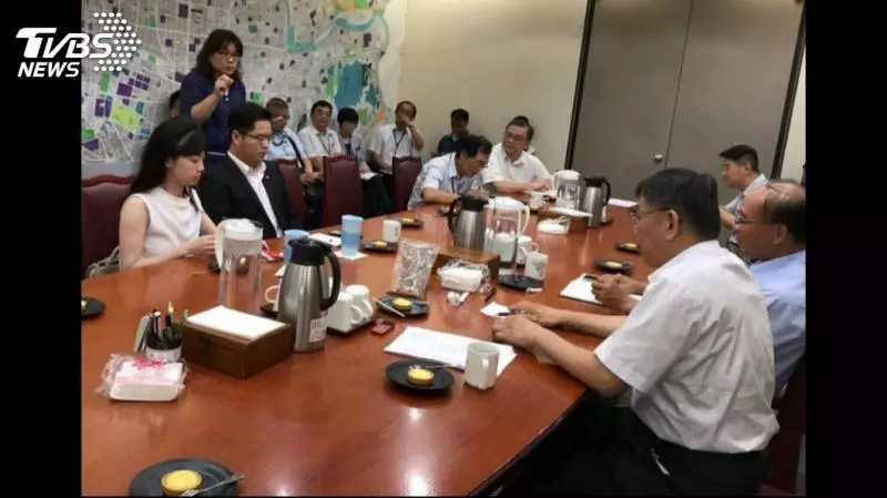 不再當柯黑?綠議員和柯同台 選民不再罵
