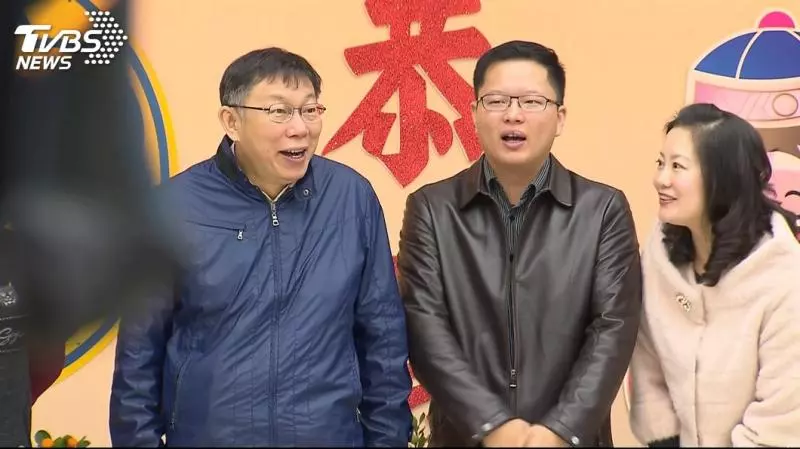 不再當柯黑?綠議員和柯同台 選民不再罵