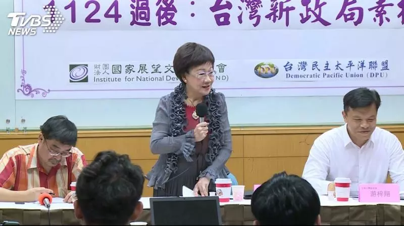 不再當柯黑?綠議員和柯同台 選民不再罵