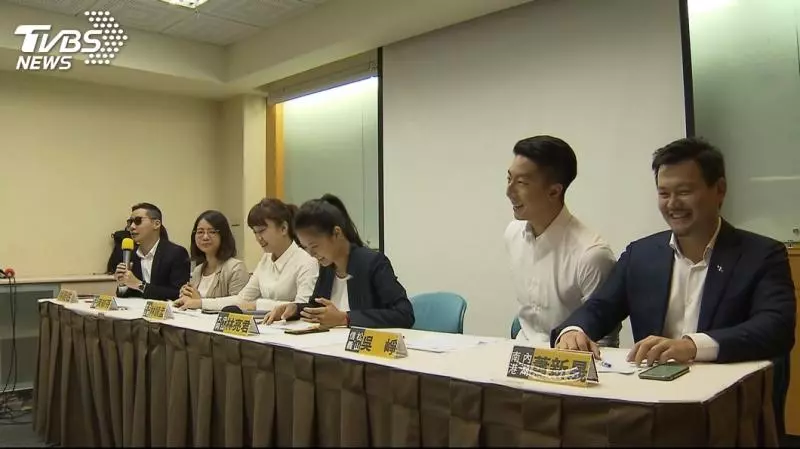 憂時力變小綠 支持者:不知是否續挺時力