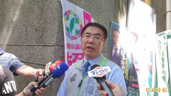 被民調逼瘋? 黃偉哲團隊:高思博快被「虧雞」超越