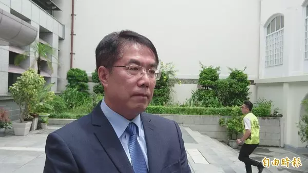 被民調逼瘋? 黃偉哲團隊:高思博快被「虧雞」超越