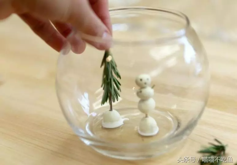 玻璃杯里放幾顆奶糖,再倒進雪碧,一場美麗的雪景將為你呈現!