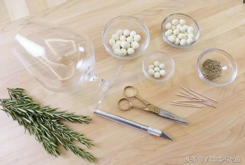 玻璃杯里放幾顆奶糖,再倒進雪碧,一場美麗的雪景將為你呈現!