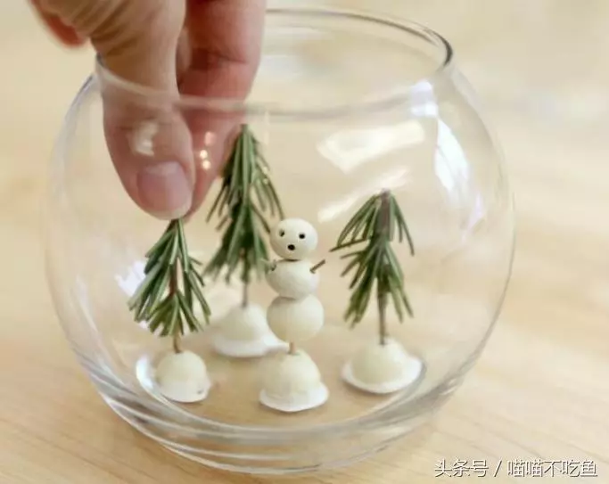 玻璃杯里放幾顆奶糖,再倒進雪碧,一場美麗的雪景將為你呈現!