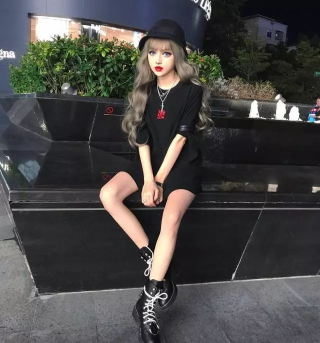 【真人橡膠娃娃】被嗆【卸妝後什麼屁都不是】,沒想到她發出這些照片,全場傻眼了。